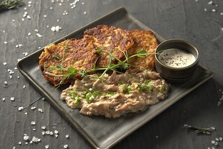 Драники с грудинкой и беконом под сливочным соусом