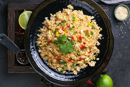 Жареный рис с яйцом и овощами