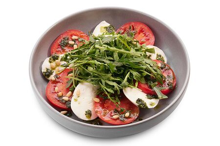 Салат с томатами и моцареллой