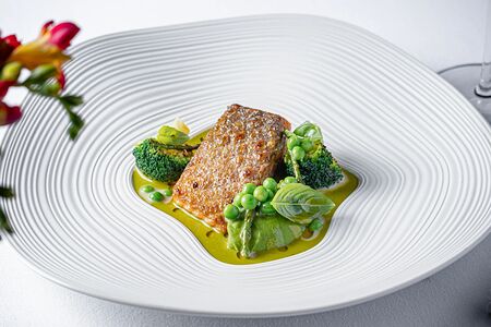 Лосось на гриле с брокколи и соусом ремулад