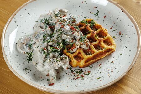 Картофельная вафля с курицей и грибами в сливочном соусе
