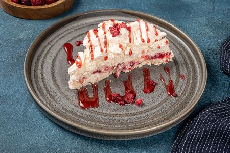 Меренга с малиной