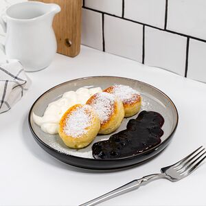 Сырники с джемом и сметаной