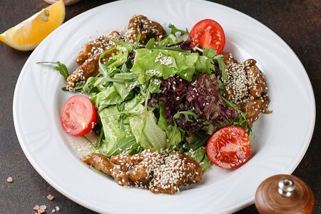 Салат с курицей Терияки и белыми грибами