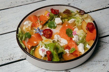 Салат со слабосоленой форелью