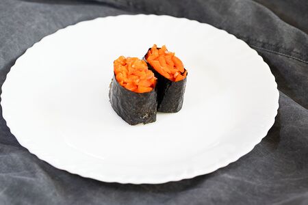 Гункан с лососем