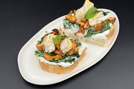 Брускетта с камамбером и лисичками