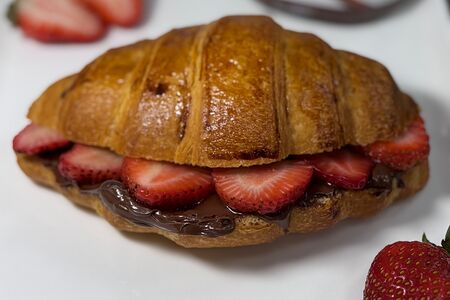 Круассан клубника-нутелла 