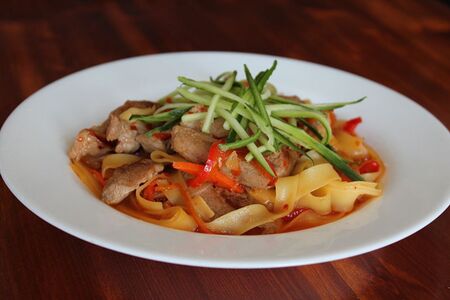 Лапша со свининой в кисло-сладком соусе