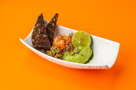 Тартар из лосося с гуакомоле