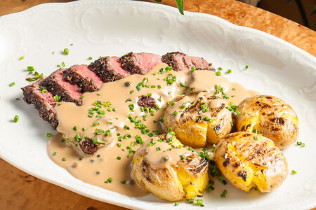 Стейк скерт с перечным соусом и картофелем