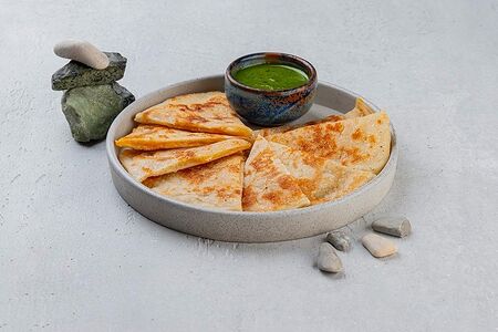 Лепешка Четыре сыра с соусом макуш