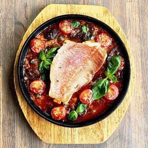 Филе окуня в томатном соусе