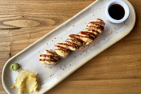 Запеченный ролл под сырной шапкой