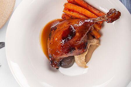 Утиная ножка глейз с карамельно-луковым пюре, бататом и кремом из черного чеснока