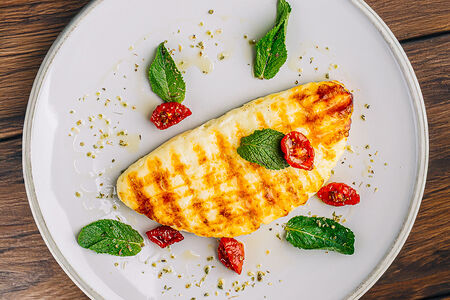 Халуми на гриле с вялеными томатами