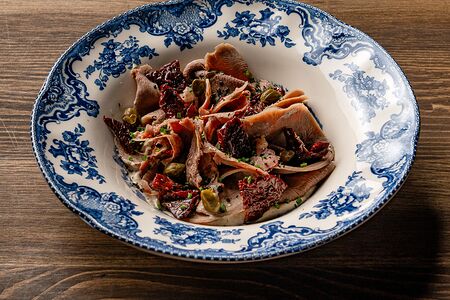 Язык говяжий в соусе из сливочного хрена