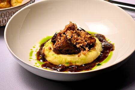 Говяжьи щеки на подушке из мятого картофеля