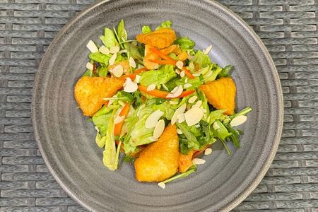 Салат с жареным халуми и курицей 