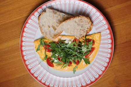 Омлет со страчателлой и томатами