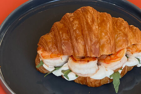 Круассан с креветкой