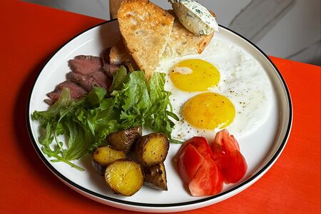 Большой завтрак Глазунья, ростбиф, стоун картофель, сливочный крем с зеленью