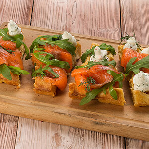 Вафли со слабосолёным лососем