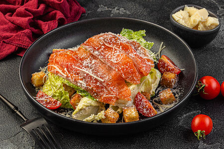 Салат Цезарь с лосось