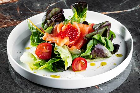 Салат с копченым лососем и красной икрой