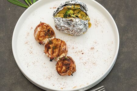 Курица с беконом на гриле