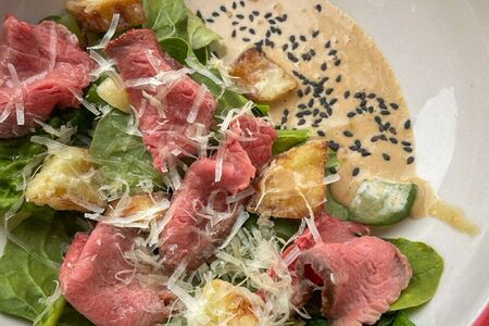 Салат с ростбифом и хрустящими баклажанами