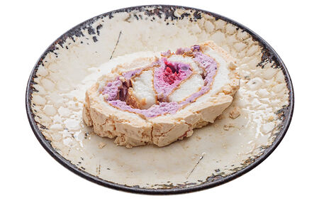 Меренговый рулет Малина-черная смородина