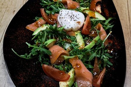 Салат с сёмгой и яйцом пашот