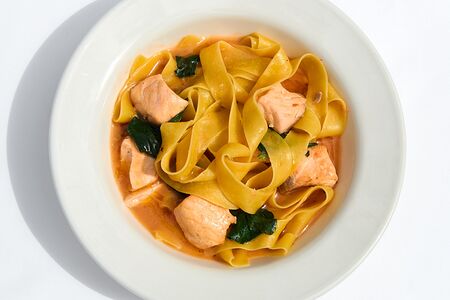 Паппарделле с лососем и маслом чили