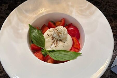 Буррата с узбекскими томатами