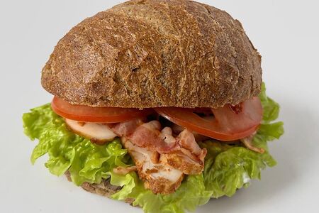 Бутер с курицей и беконом 