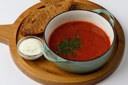 Борщ из говядины с гренками