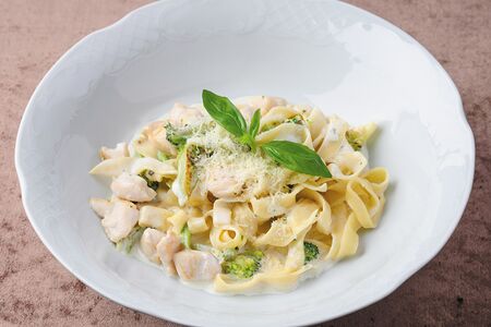Паста с курицей, брокколи и голубым сыром