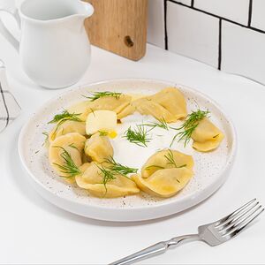 Пельмени со сметаной и зеленью