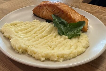 Стейк из лосося с картофельным пюре