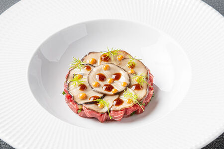 Тартар из говядины с маринованными шиитаке