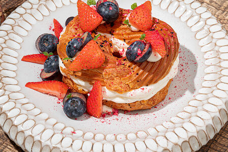 Творожное кольцо и ягоды 