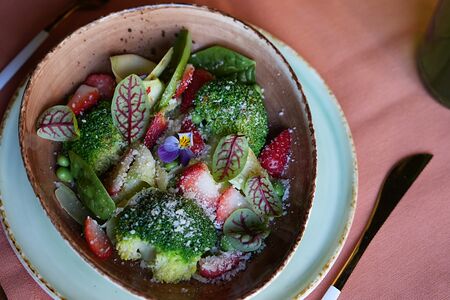 Зеленый салат с ягодами и пармезаном