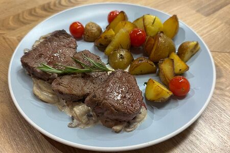 Говяжьи медальоны с грибным соусом