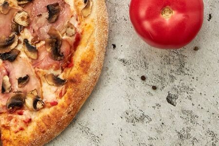 Пицца с копченой курицей и грибами