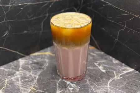 Клубничный айс-латте