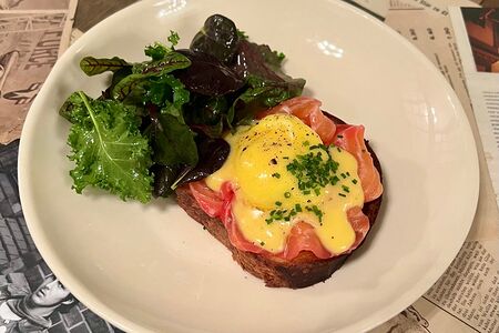 Яйцо Бенедикт на бриоши с форелью и зеленью