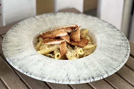 Пенне с куриным филе в панировке и сырным соусом