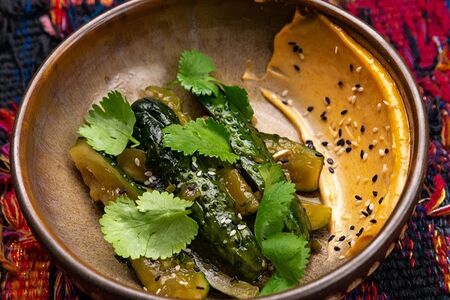 Битые огурцы, кинза, кимчи