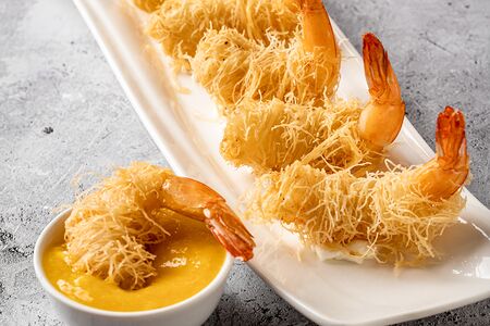 Креветки катаифи с соусом манго-апельсин